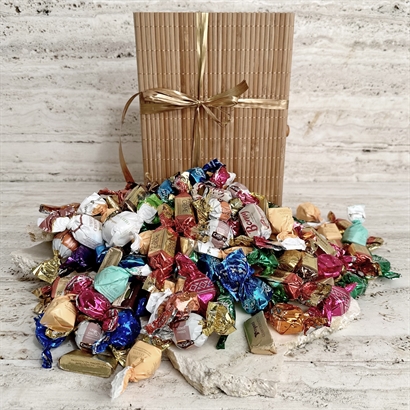 Bambuslåda. Vacker gåva med 1500 g. Lyxchokladblandning